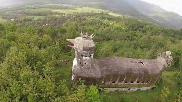 Храм в виде голубя в Индонезии