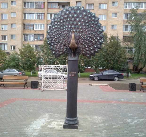 Памятник павлину в Серпухове