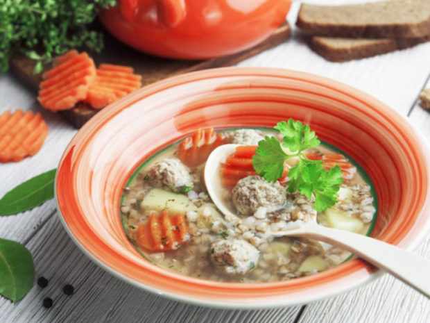 Диетический гречневый суп с фрикадельками