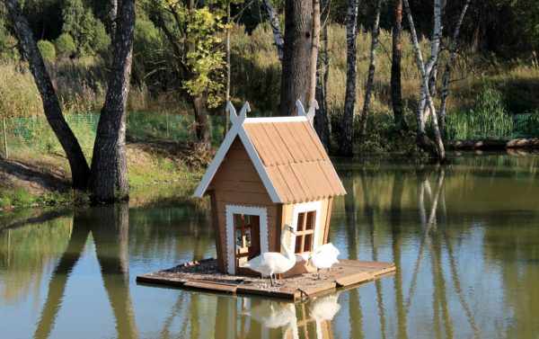 Деревянный плавучий домик