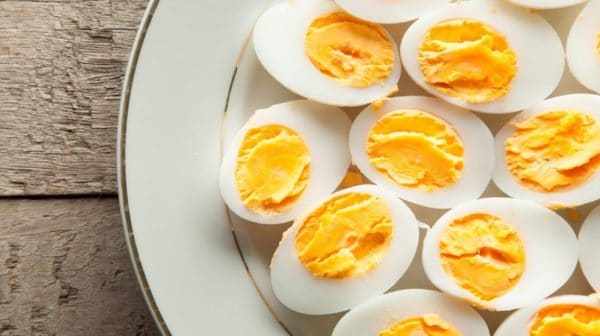 В яйце содержатся витамины, микроэлементы, аминокислоты, другие полезные вещества